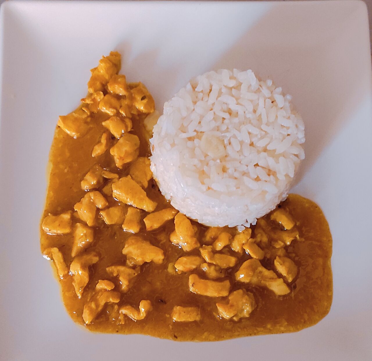 Arroz con salsa de curry y Pollo
