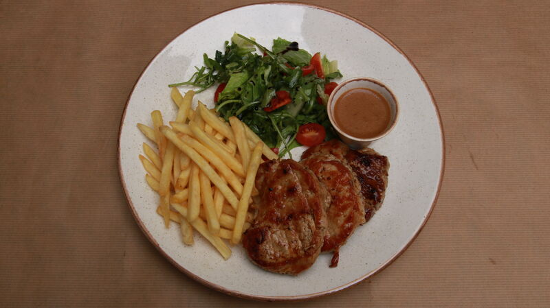 Vepřová panenka s hranolkami, salátkem a pepřovou omáčkou