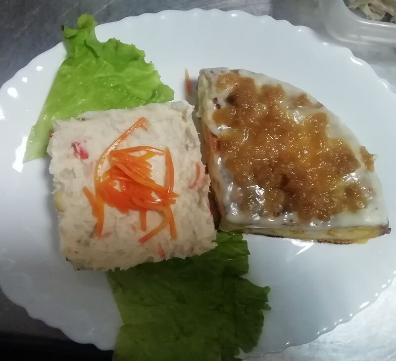 Tapa de ensaladilla y tortilla con cebolla caramelizada 