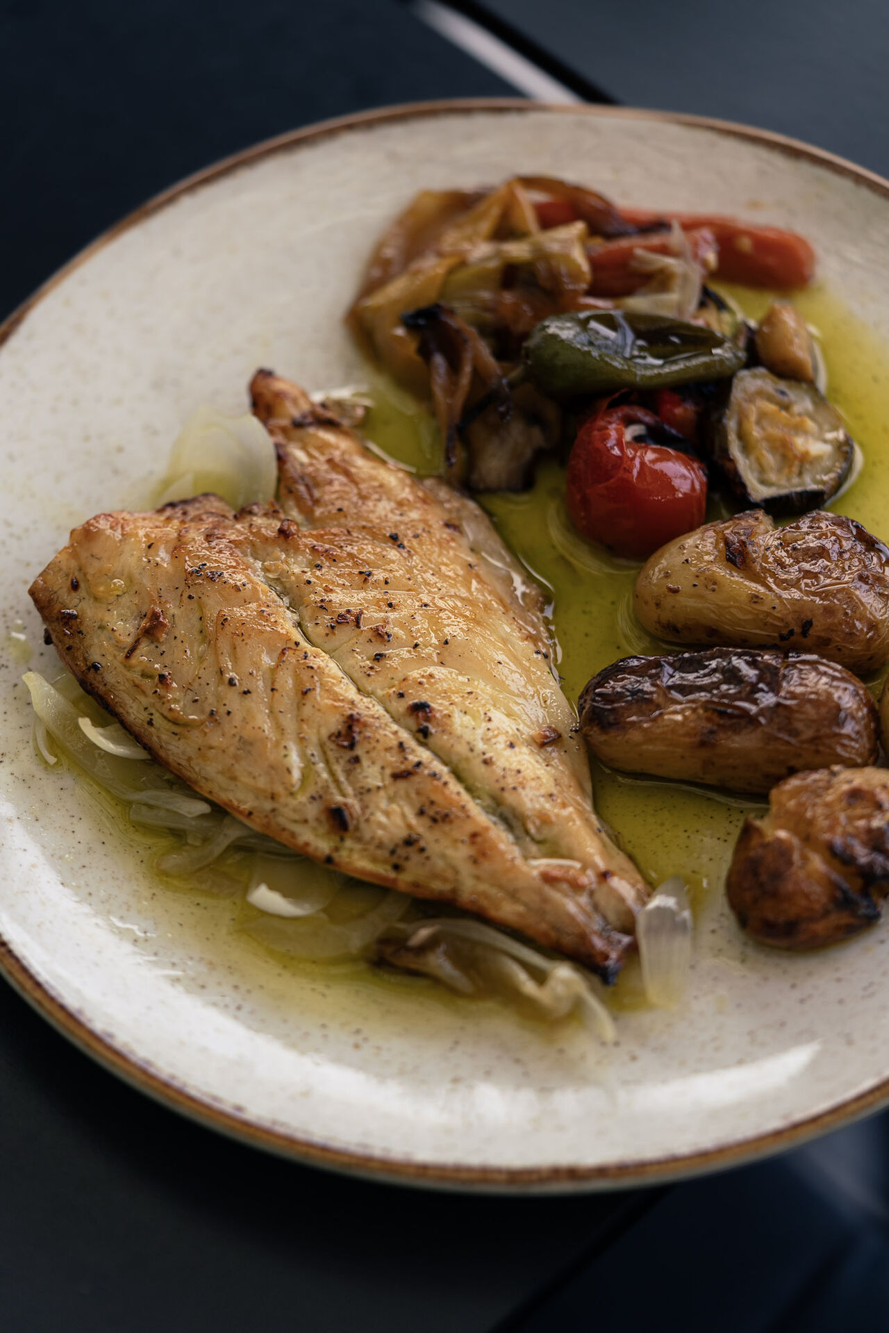 Filete de Dourada assada acompanhado com batata a murro, arroz e legumes assados