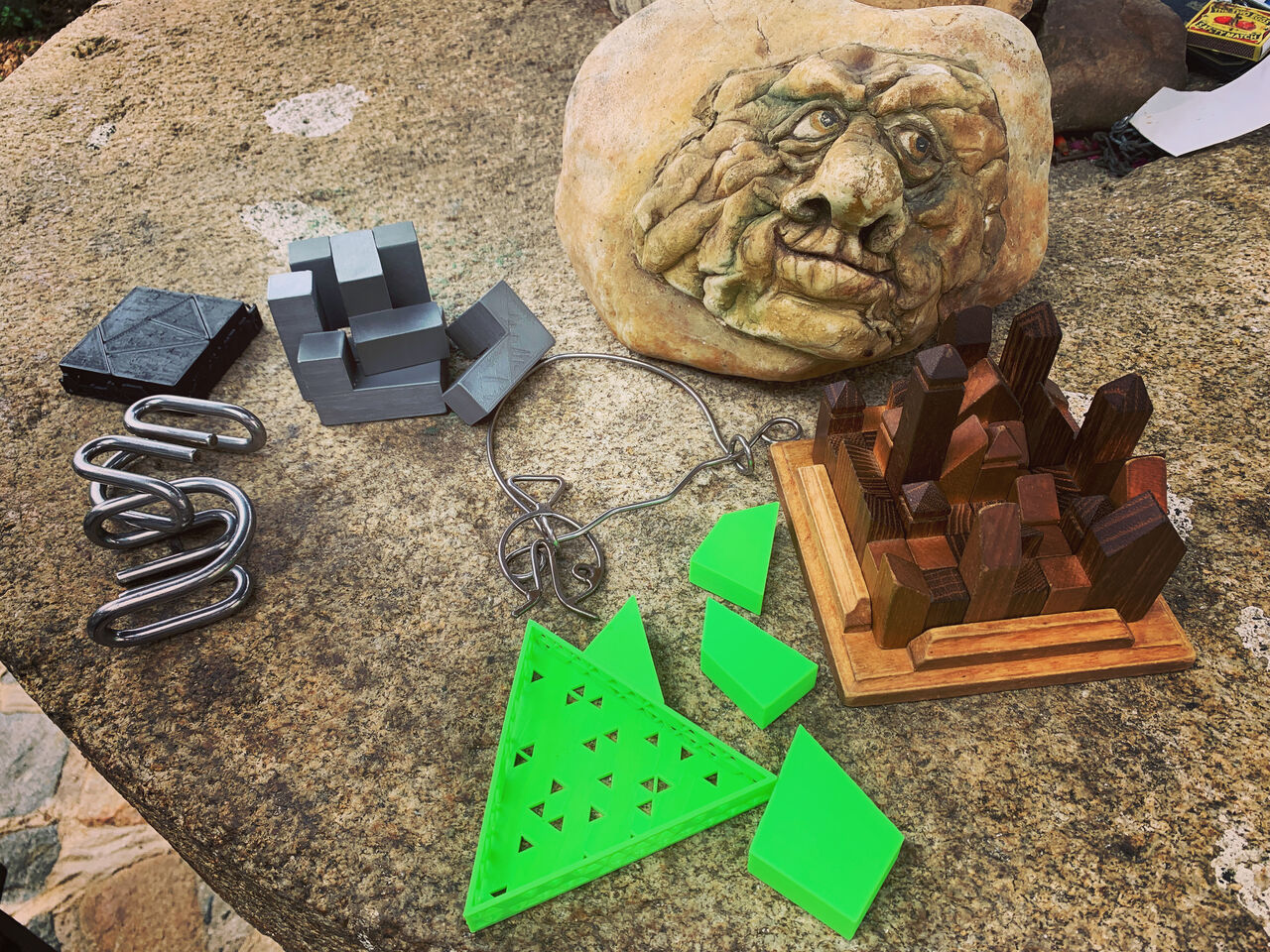 Při čekání na jídlo se můžete pokusit vyřešit některý z hlavolamů.