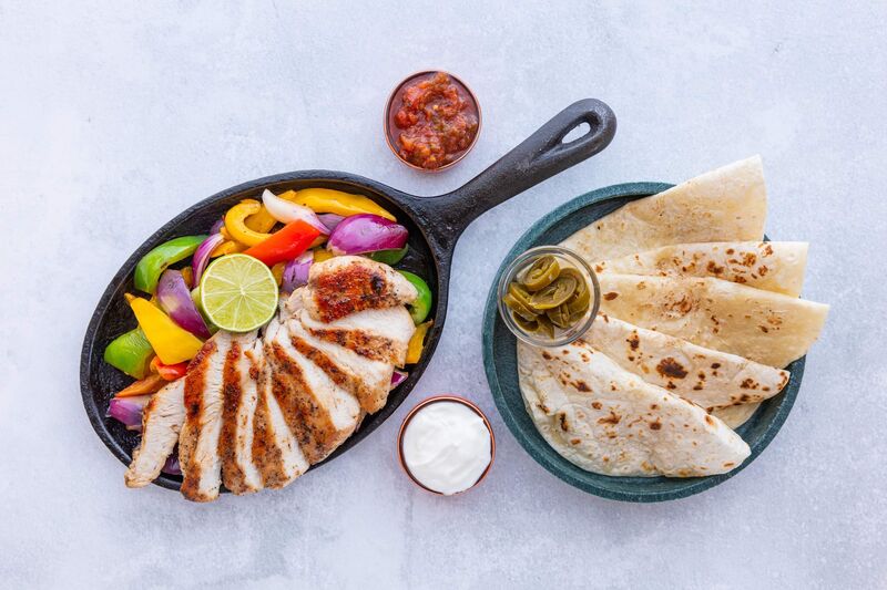 Fajitas
Kuřecí steak marinovaný v limetkové šťavě s fajitas kořením a česnekem,s opečenou zeleninou a tortillami