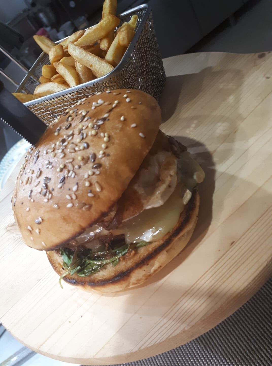 Viande française, pain de mon boulanger, Saint Nectaire, salade roquette, sauce barbecue, compotée d’oignons