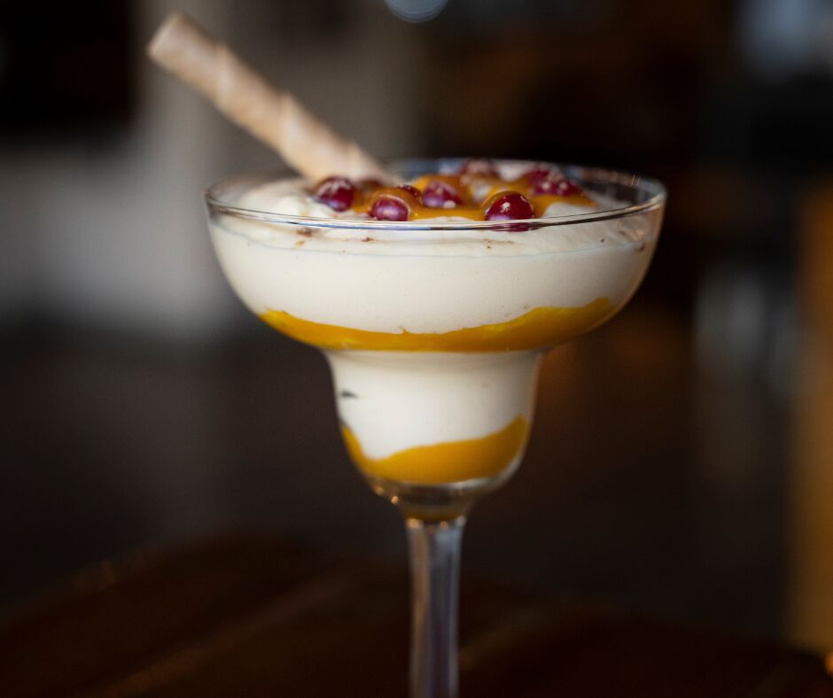 Mousse de mascarpone con puré de mango y cacao