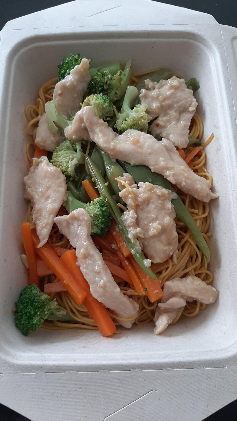 Plat : Nouilles sautées aux poulets et légumes de saison