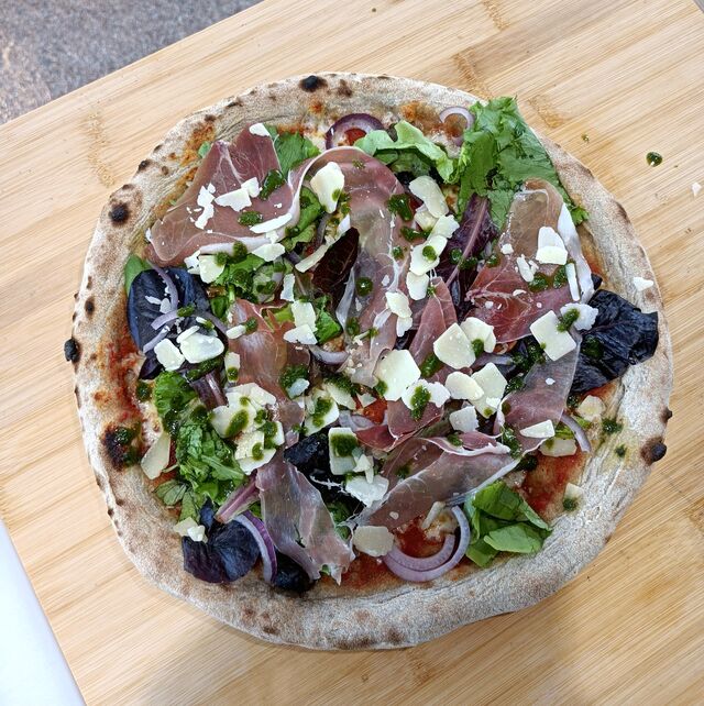 Pizza Italiano - Base tomate et pâte classique Tomates cerises remplacées par Oignons rouges