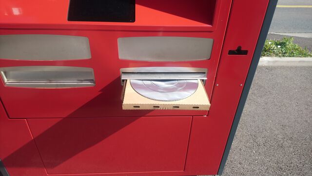 ATTENTION SI VOTRE PIZZA EST CHAUDE NE TOUCHER PAS LE PLATEAU 