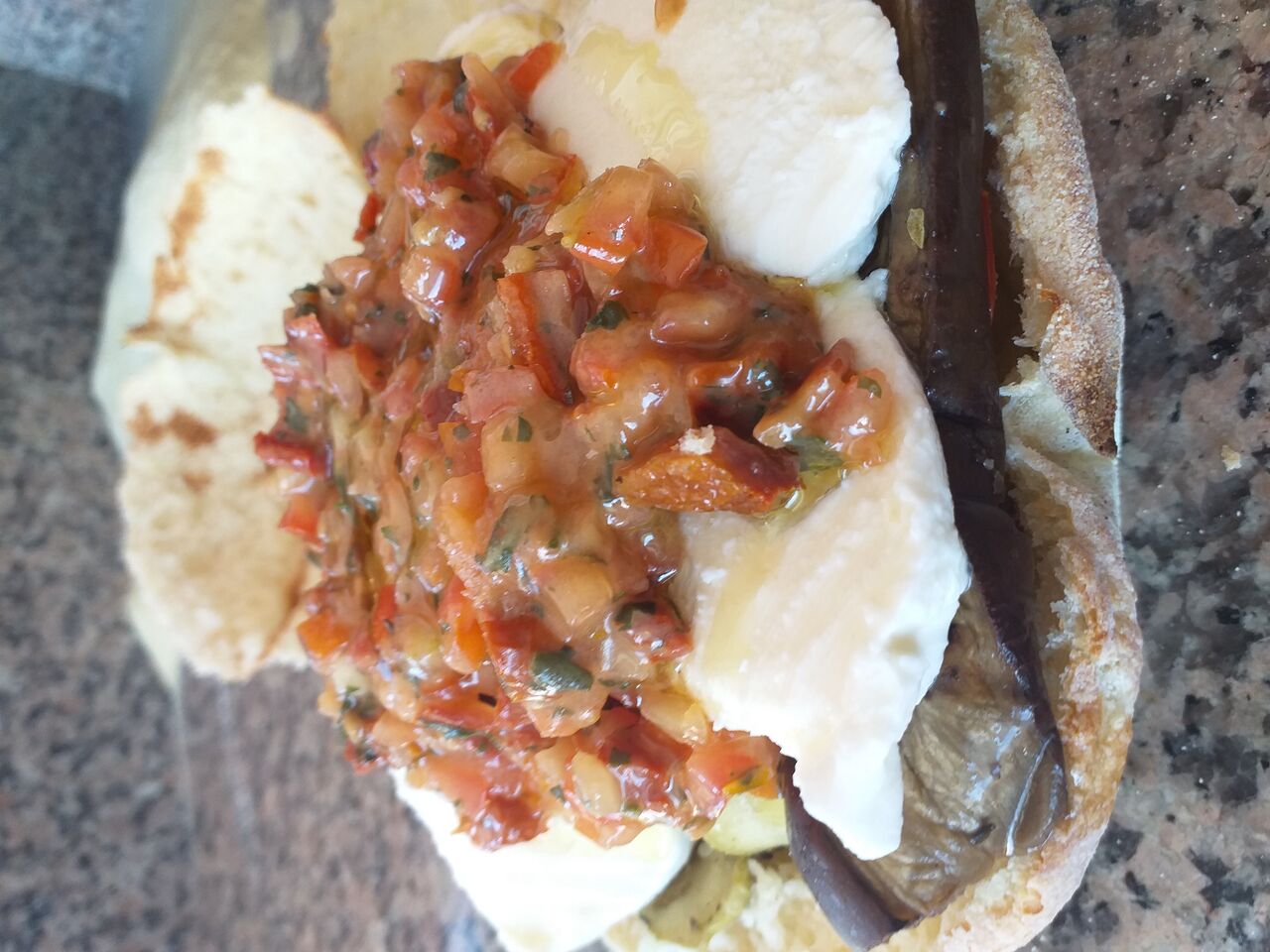 Notre 'Végétarien' : légumes grillés, mozzarella, tomates confites, huile d'olive extra vierge et du pesto'