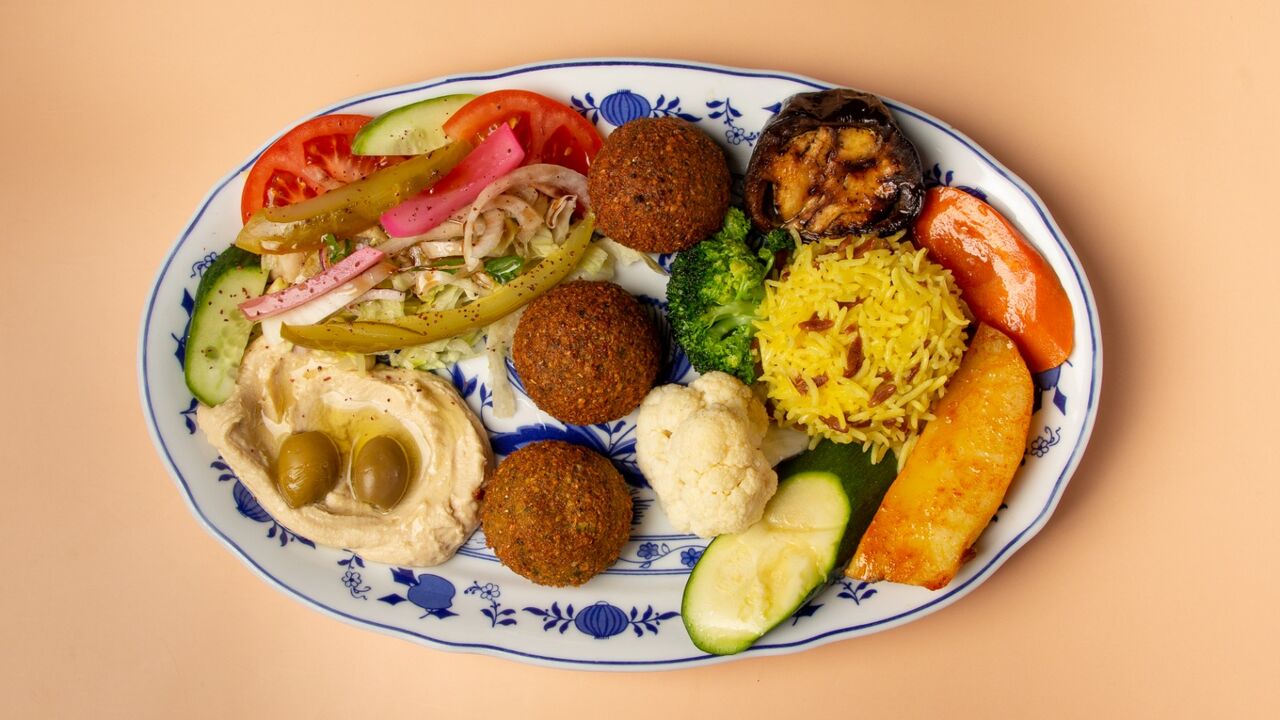 Selbstgemachte Falafel mit Reis, gebratenem Gemüse, Salat, Hummus, Sesamsauce & Brot