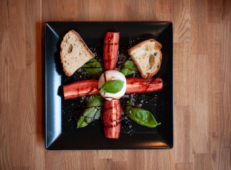Caprese, mozzarella di Bufala, tomaten San Marzano, Trüffel pesto, Balsamico-Essig, Basilikum und Brot