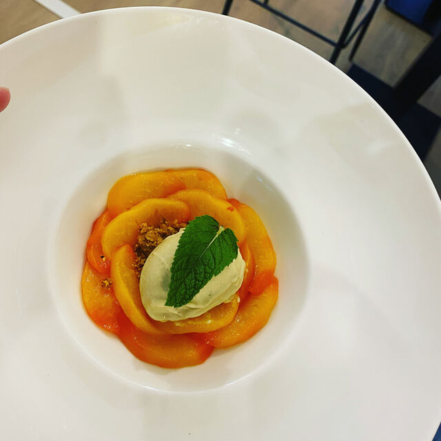 la pêche rôtie sur son muesli et sa glace figue 