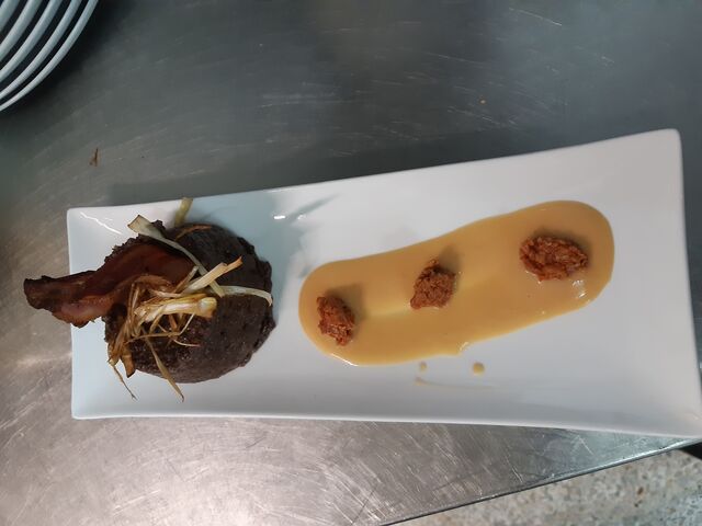 Pastel de morcilla con crema de alubia blanca y teja de bacon