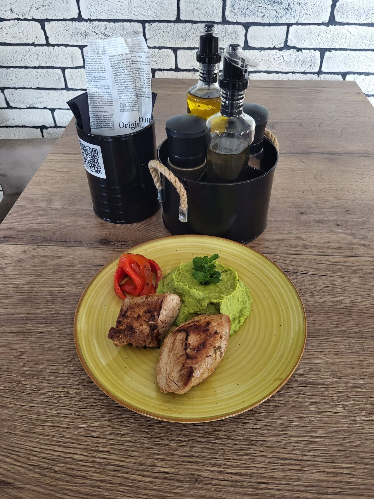 Muschiulet de porc cu piure de mazare