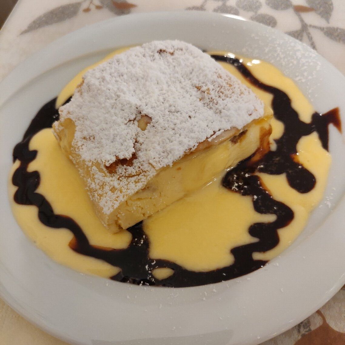 Topfenstrudel mit Vanillesauce