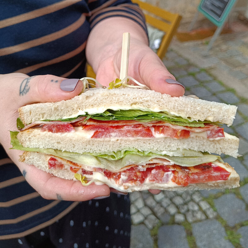 Sendvič se slaninou, rajčaty, majonézou a salátem