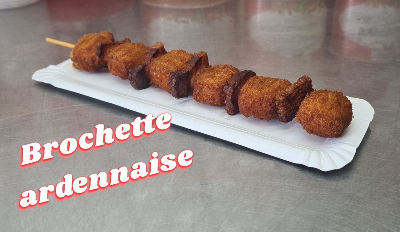 BROCHETTE ARDENNAISE
Viande de poulet pané avec lard