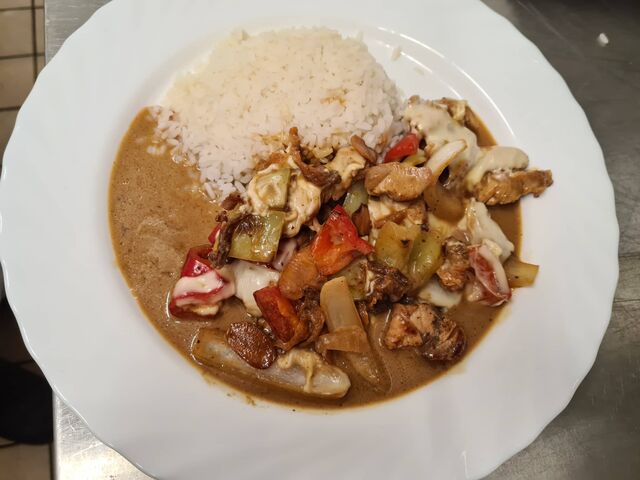 Putengeschnitzeltes mit Käse überbacken und Reis