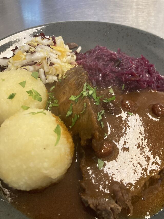 Sauerbraten mit Rotkohl und Klößen