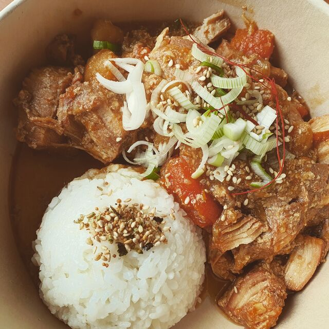 Neu im Abhol-/Lieferservice
- Zimdag/Hähnchenbrustfilet mit Gemüse gedünstet 