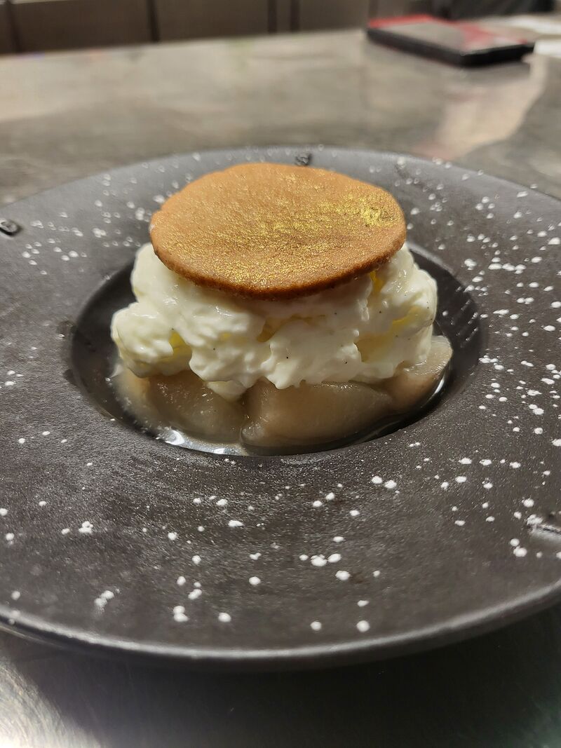 La poire pochée émulsion cheesecake et sablé vanille