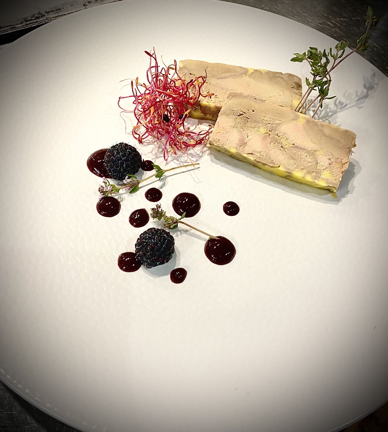 Foie gras mi-cuit , condiment à la mûre et pain de campagne de Chez Renard