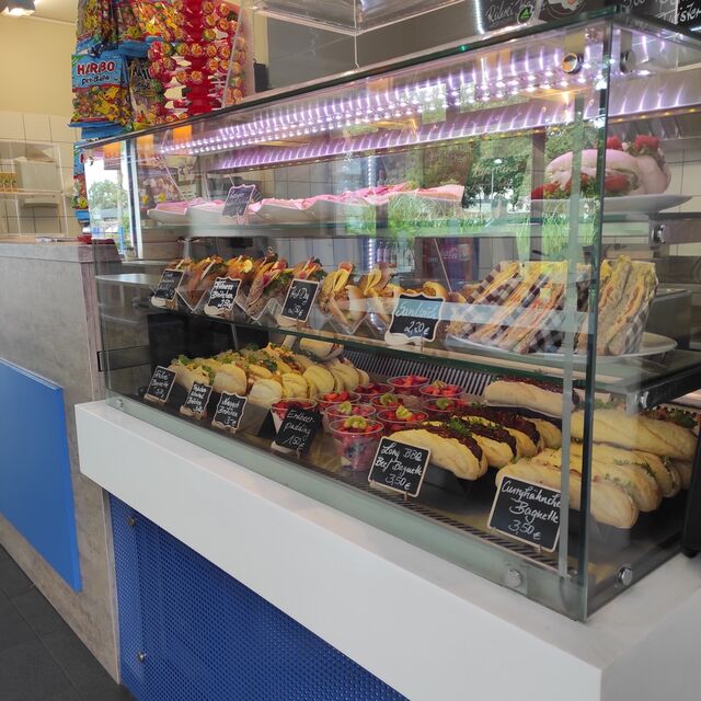 Die Frischetheke bietet täglich frische Kleinigkeiten.