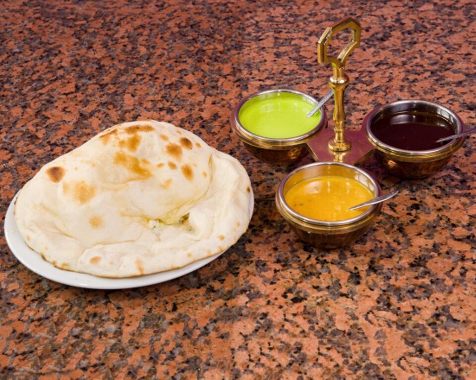 CHEESE NAAN 3.50 €
Galettes de farine de blé au levain fourée au fromage