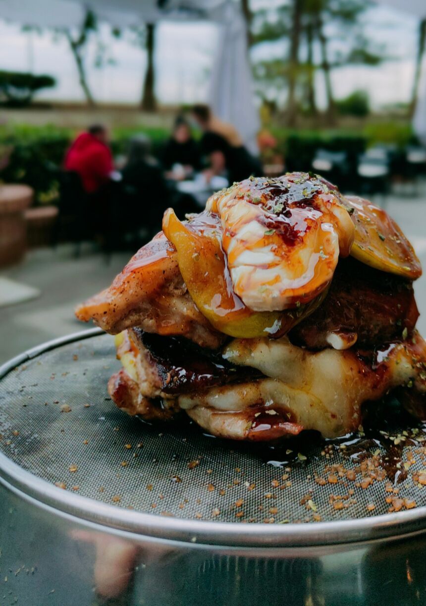 Milhoja de secreto con manzana asada y queso de cabra caramelizado