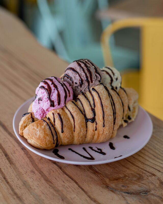 Croissant com bola de gelado