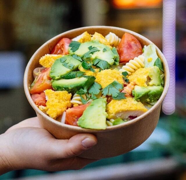 Salade de poulet
Pâtes, salade, tomate, avocat, poulet pané ou poulet au curry