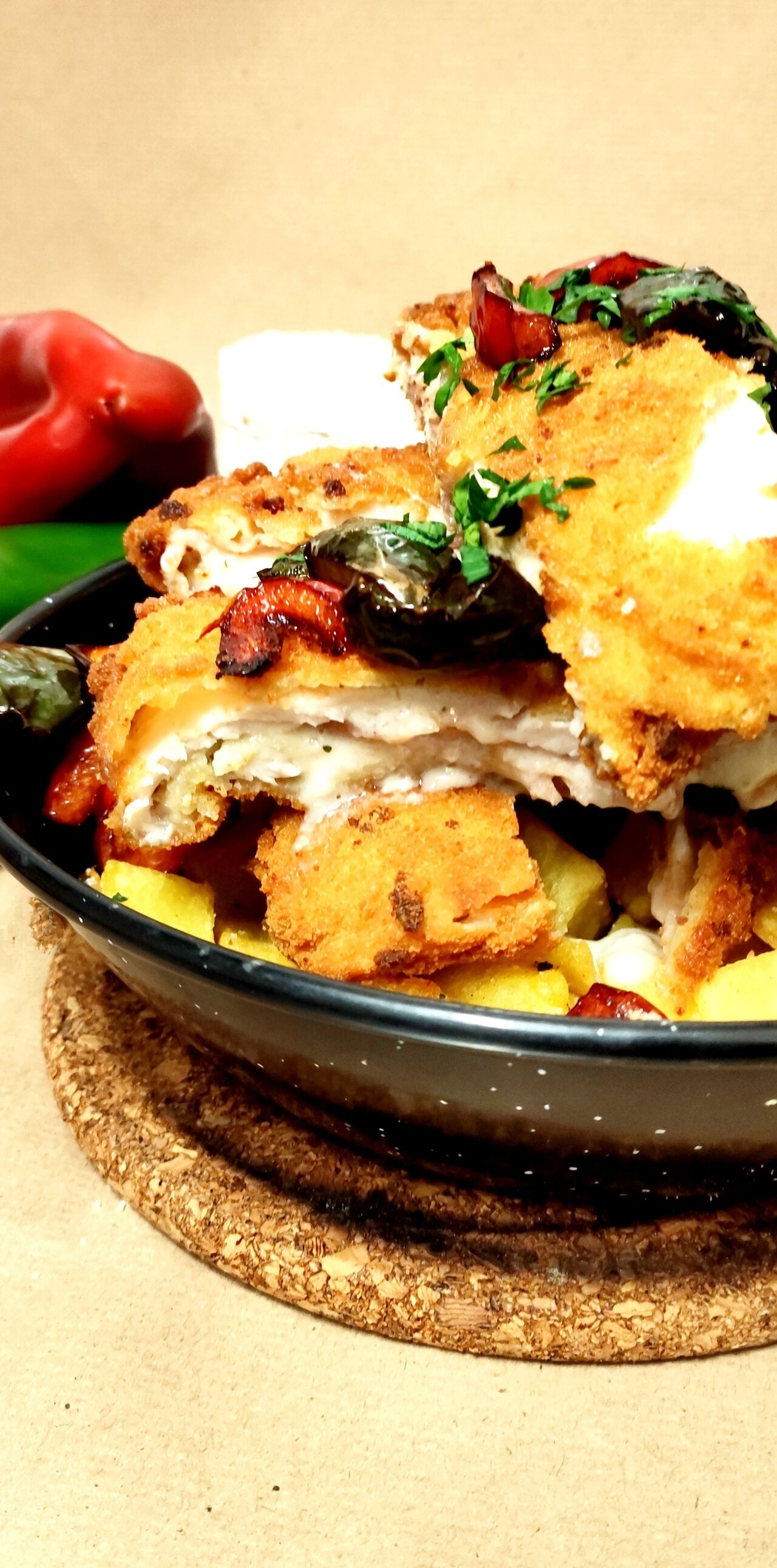 Sartén de cachopo de pollo con crema de queso de cabra y jamón serrano