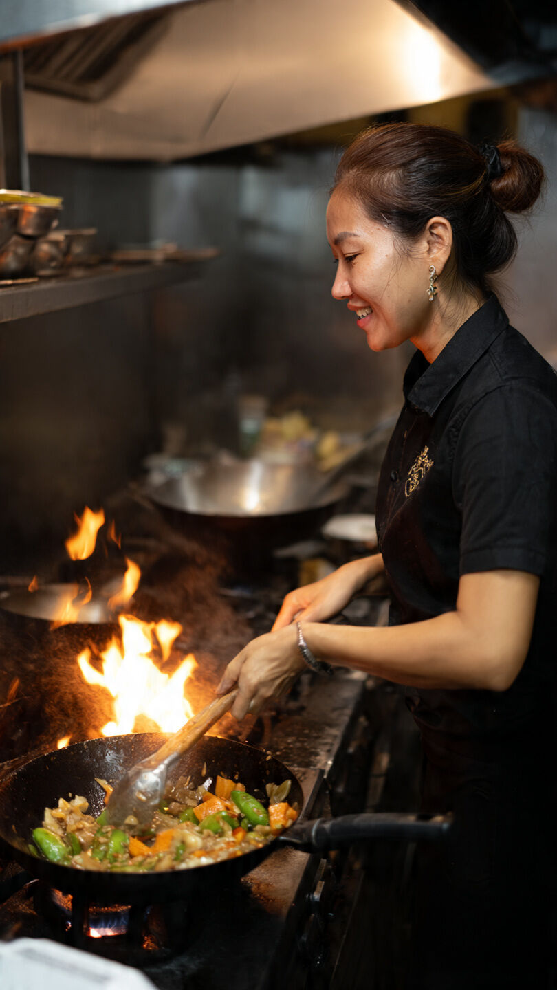 Nuestros woks se cocinan frescos en el local. Pídalos para comer aquí o para llevar.