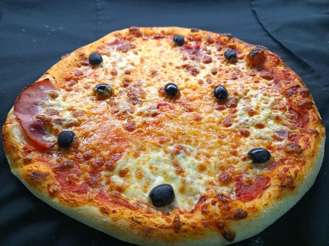 La jambon fromage: base tomate, jambon blanc, mozzarella, olives