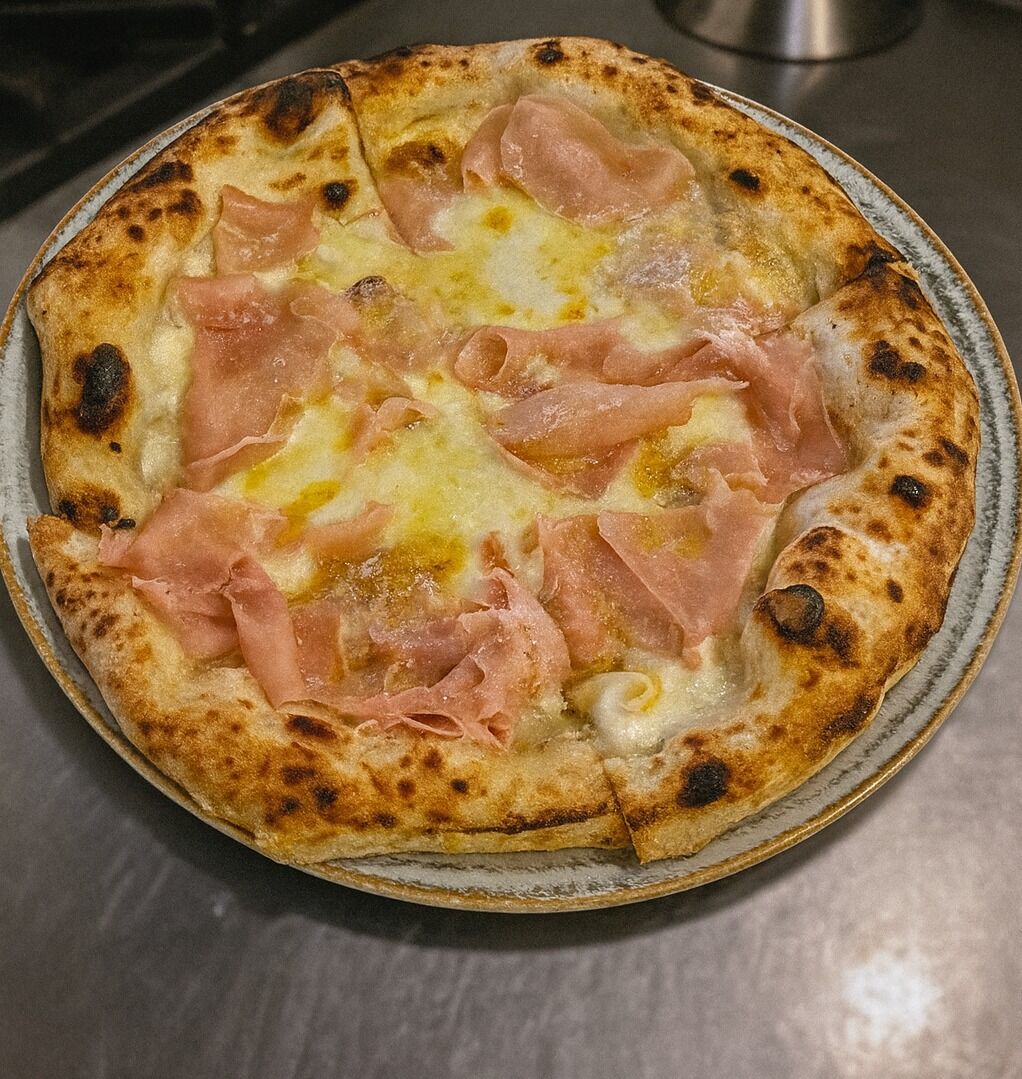 Prosciutto cotto, mozzarella și blat napoletan. 