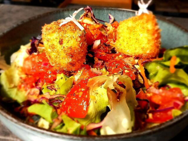 Salade de tomates et cromeski de pelardon