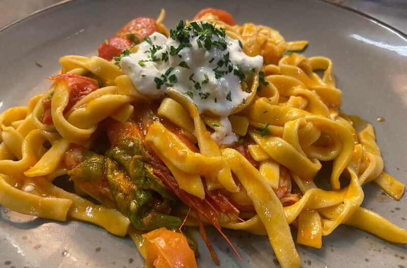 Tagliolini con gambero rosso, pomodorini, fiori di zucca e burrata