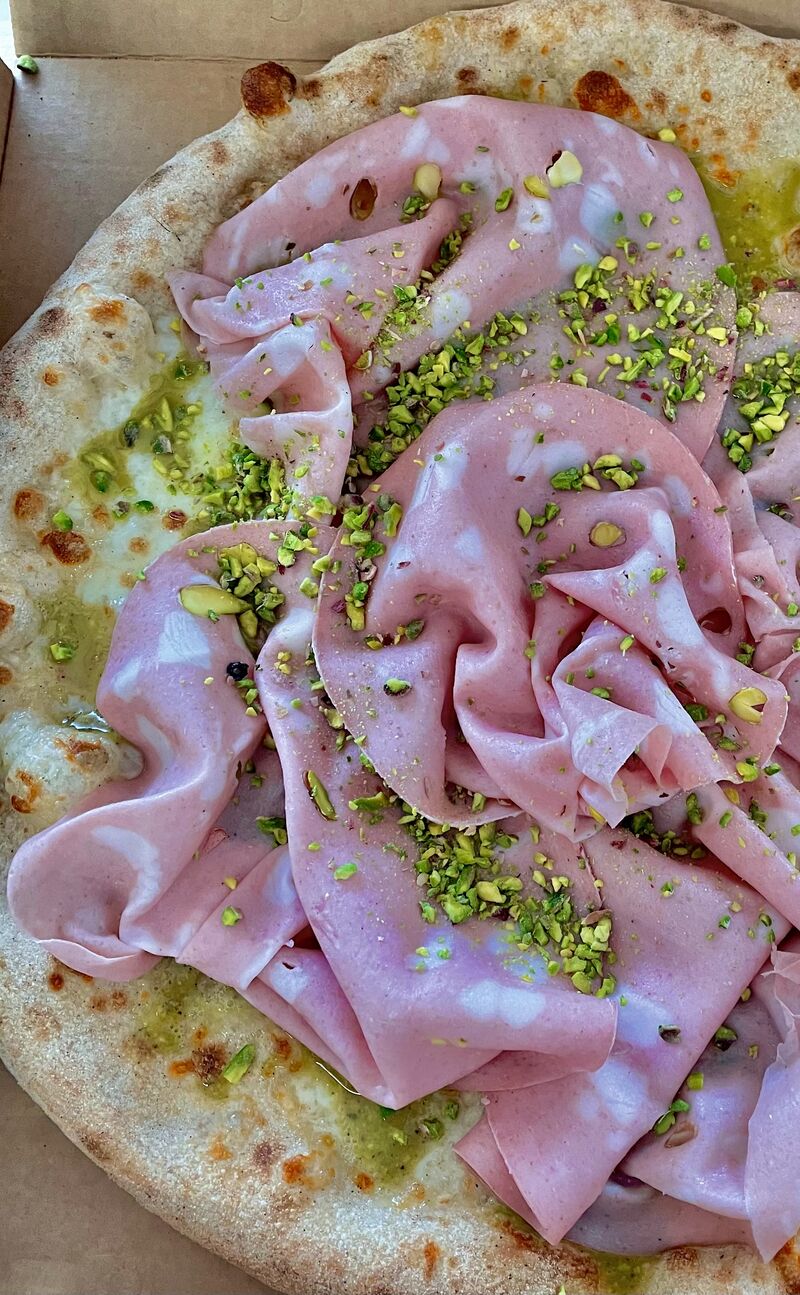 Nonna:
Mozzarella fior di latte, pesto al pistacchio, mortadella e granella di pistacchio