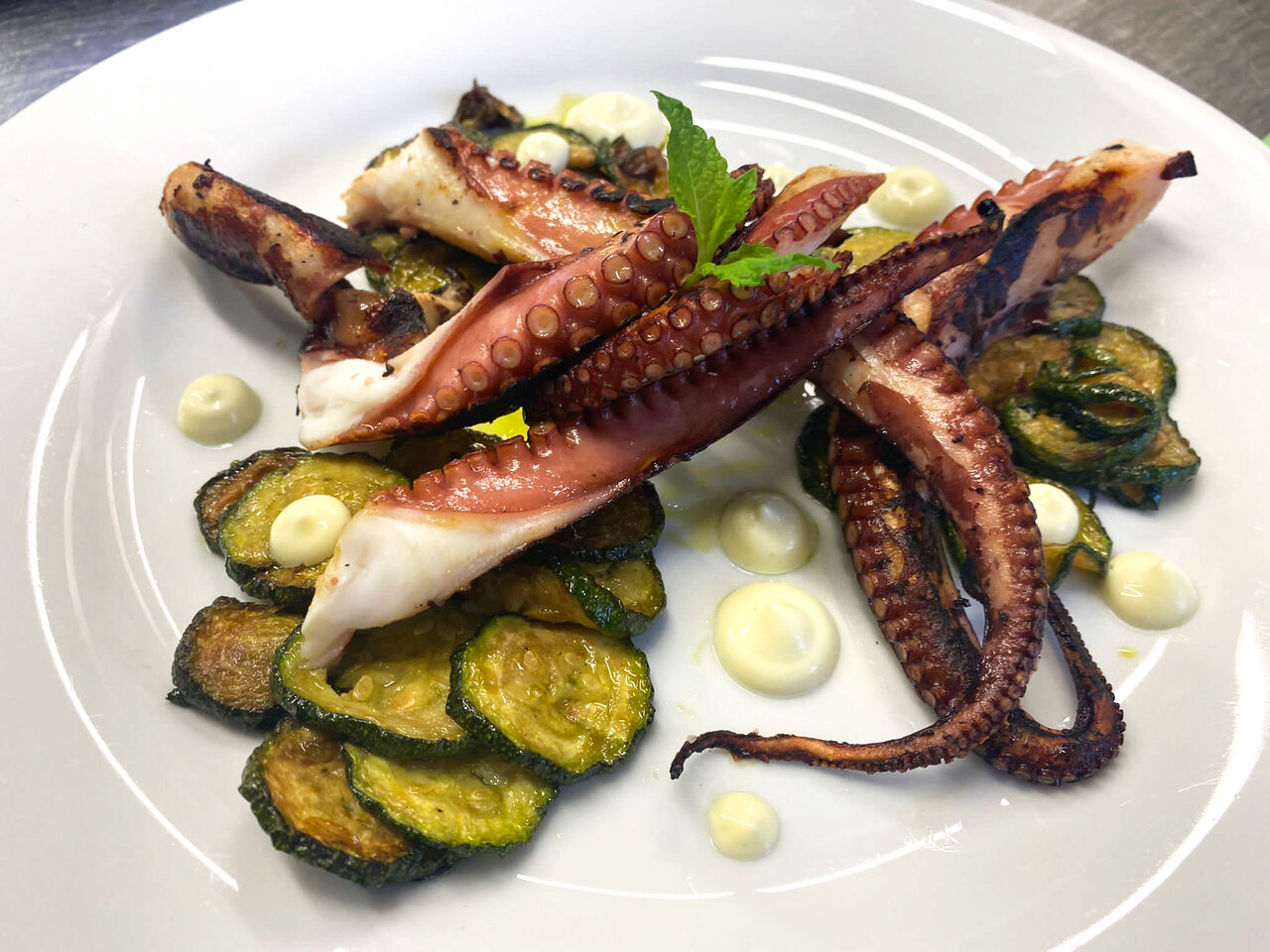 Polpo alla piastra con zucchine alla poverella e mayo alla menta