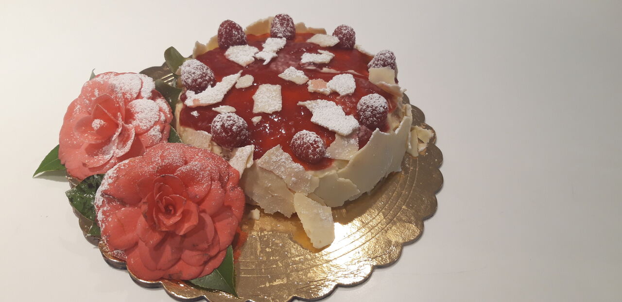 Torte mit Himbeeren und weißer Schokolade