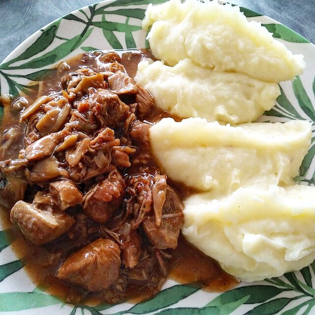 Sauté de porc aux champignon, purée de pomme de terre
