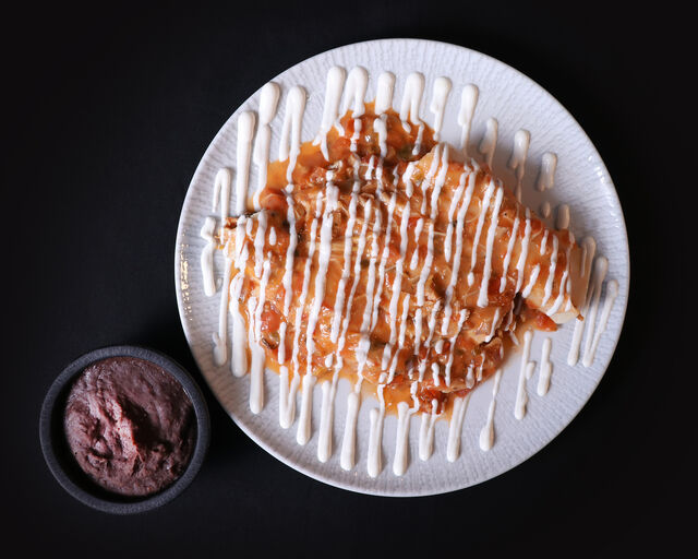ENCHILADA SUIZA
(Tortillas de millho recheadas com frango desfiado com salsa, tomate assado, coberto com, queijo e sour cream).