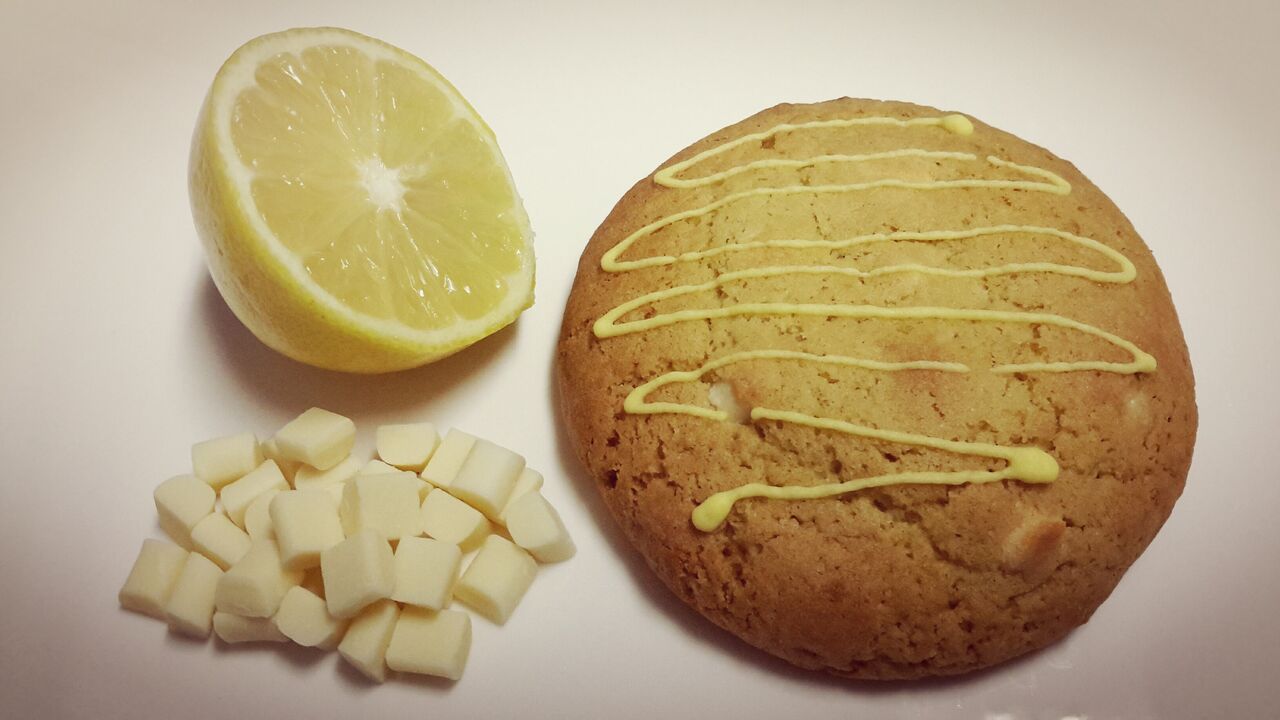 Uma deliciosa cookie com o sabor fresco a limão, com pedaços de chocolate branco no interior. Quantidades mínimas de encomenda: 
