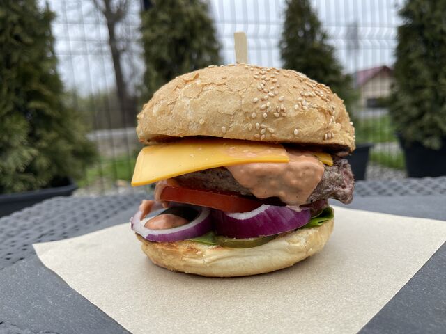 BURGER
200 g WOŁOWINY
AUTORSKI SOS
SER CHEDDAR
CEBULA CZERWONA
OGÓREK KISZONY
POMIDOR
SAŁATA