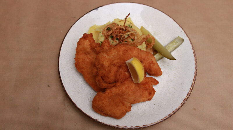 Kuřecí řízek se štouchaným bramborem