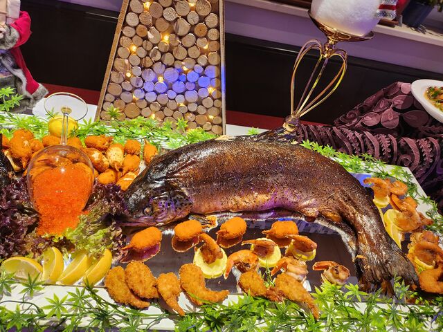 Fischplatte mit Lachs und Meeresfrüchte 