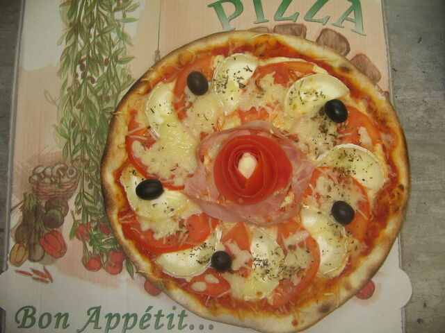 pizza du mois de février 2020:
L'Algérienne:
sauce tomate,sauce Algérienne,oignons,Boeuf haché,poivrons,olives,fromage.