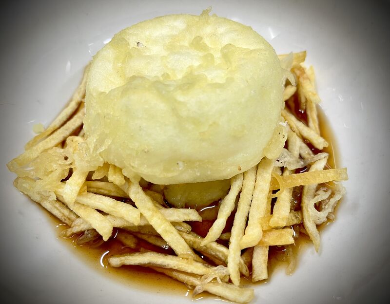 Tempura de huevo frito con migas y dashi