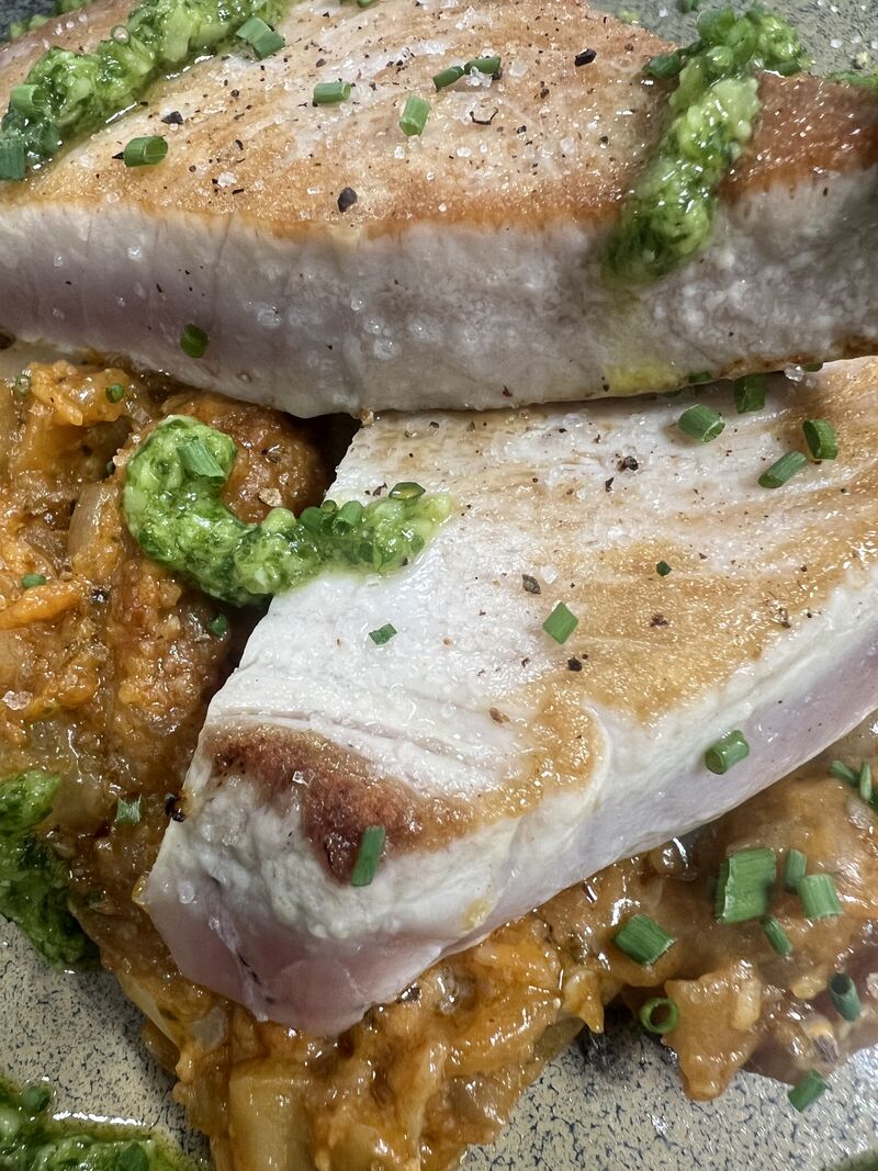 Le Thon Mi-Cuit, Pesto de Roquette et Aubergines Façon Bonifacienne