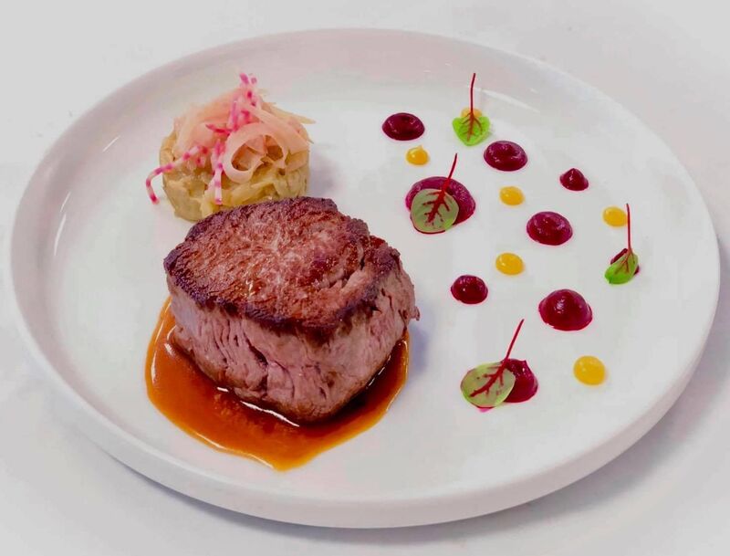 Filet de bœuf poêlé jus au citron fenouil confit et ketchup de betterave