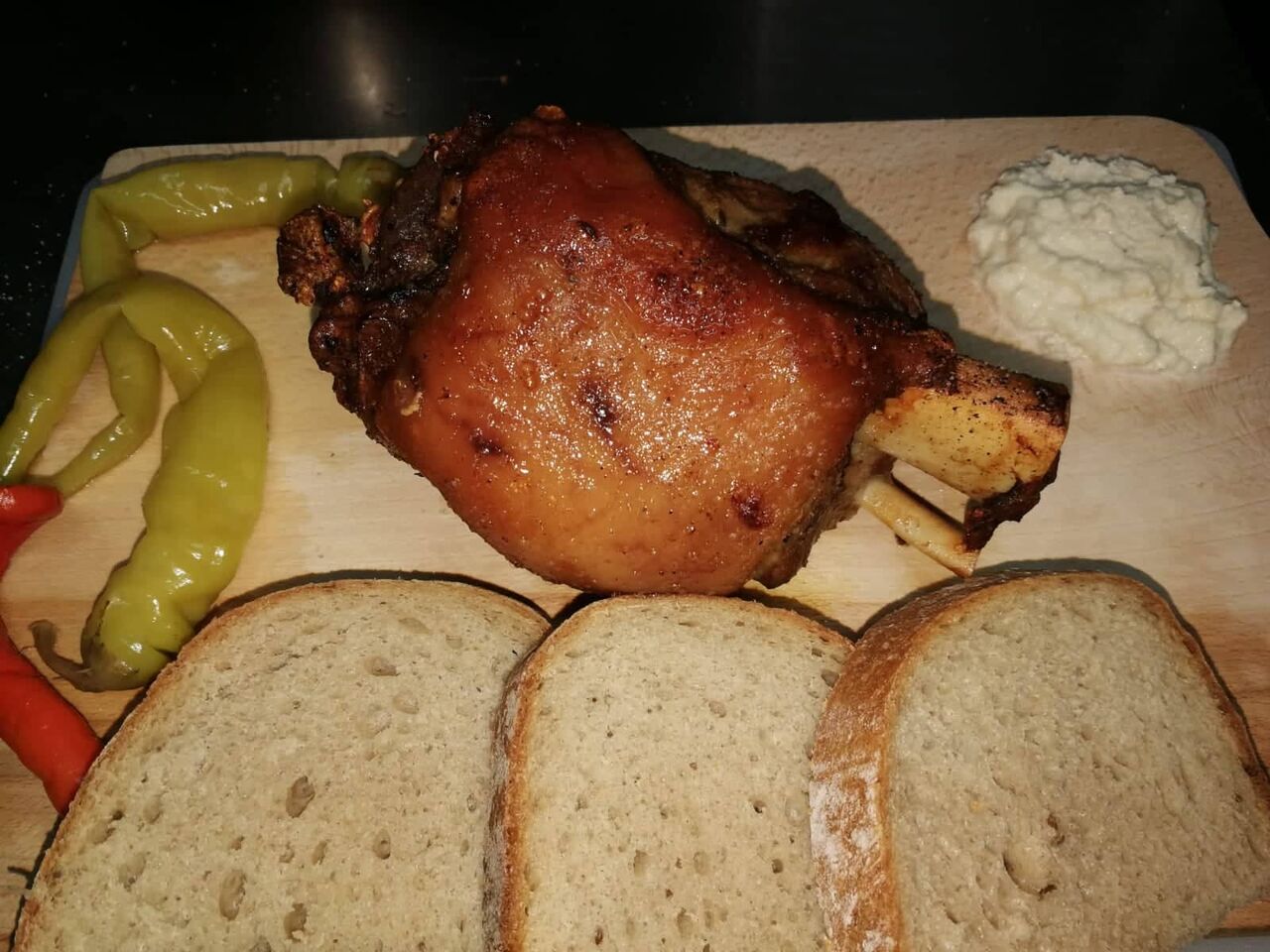 Pečené vepřové koleno s křenem a hořčicí